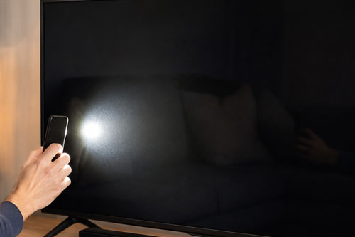 Telewizor ma dźwięk, ale nie ma obrazu - test latarką